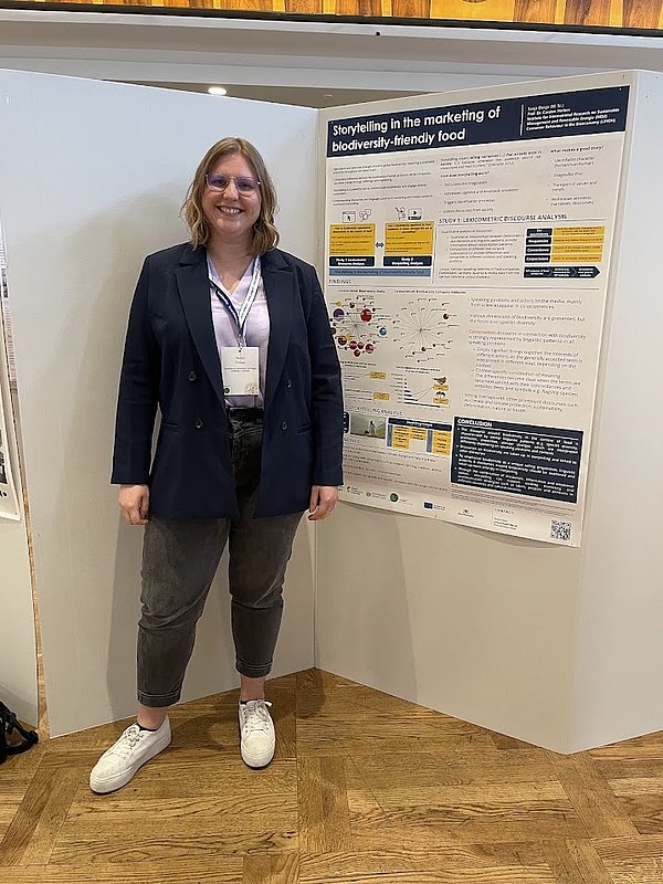 Sanja Osieja mit Poster