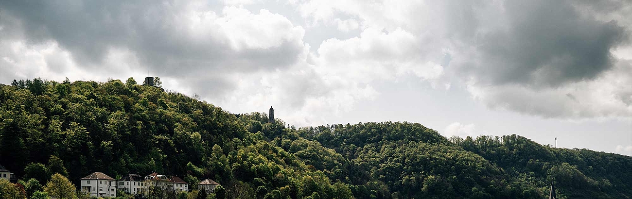 Das Bild zeigt den Ödenturm oberhalb der Stadt Geislingen an der Steige
