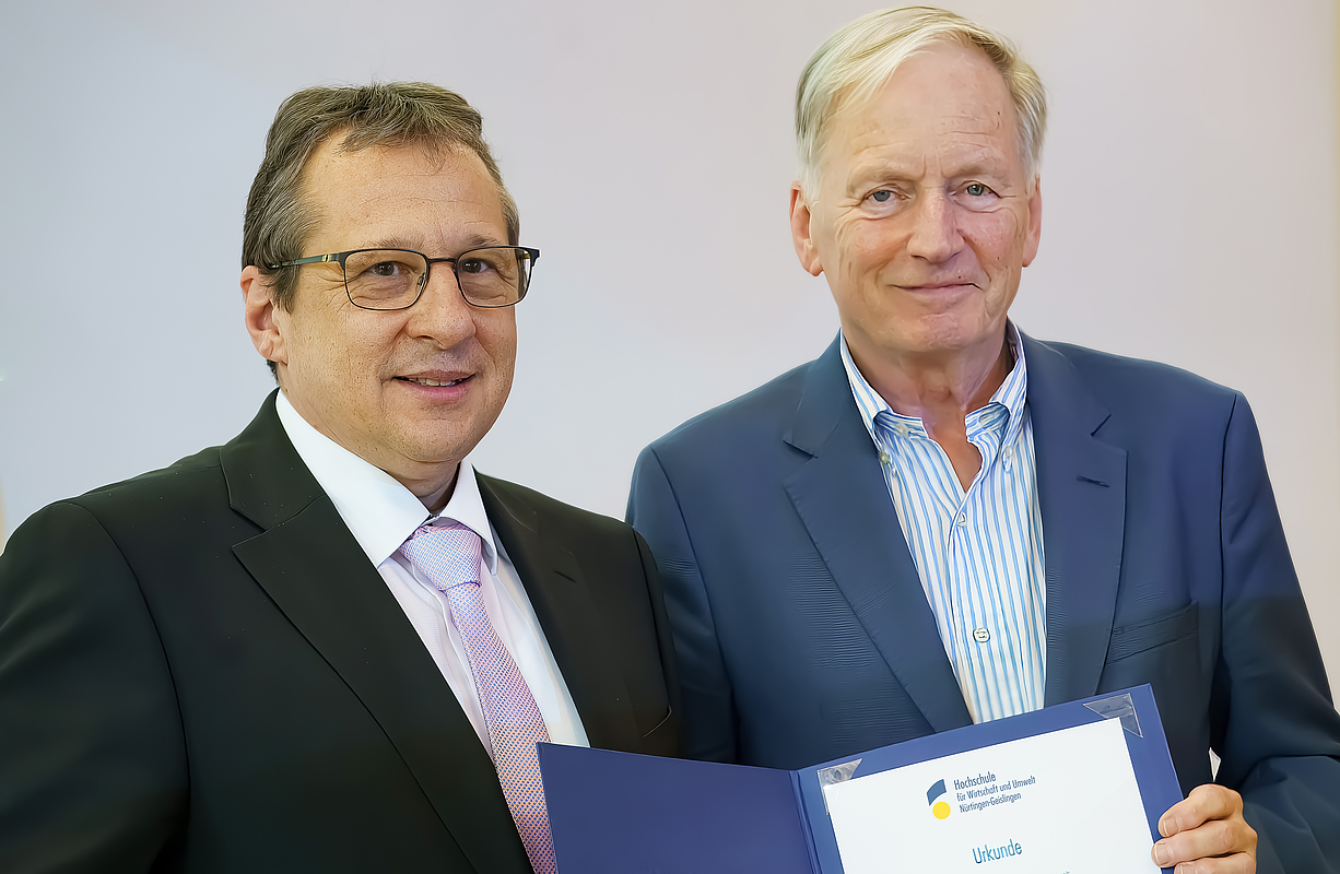 Rektor Frey und Dahl mit Urkunde