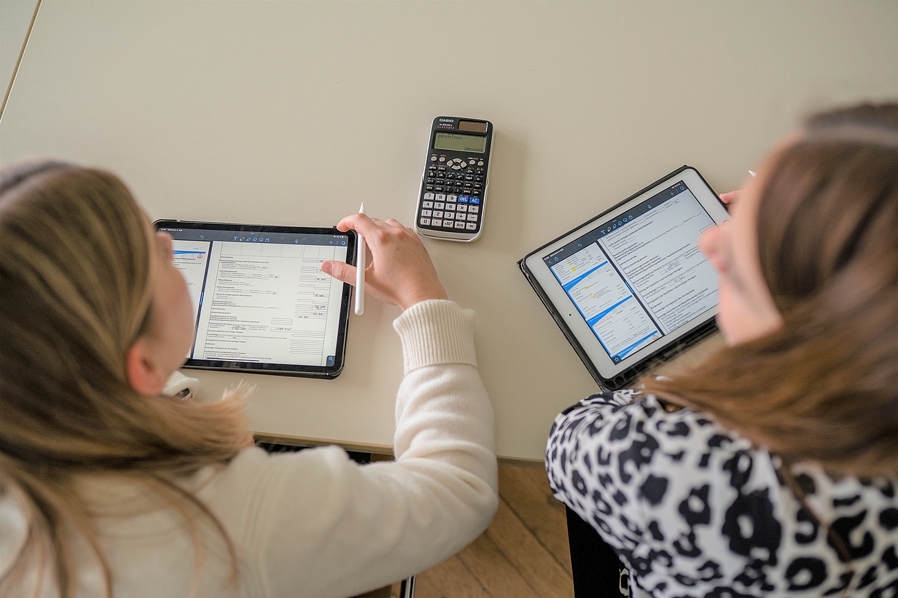 Studierende arbeiten am Tablet