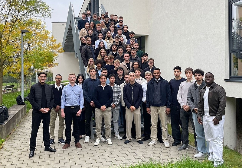 Gruppenfoto der Erstsemester im Studiengang Internationales Finanzmanagement an der HfWU