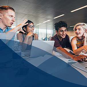 Studierende um einen Tisch in einer Lern und Diskussionrunde