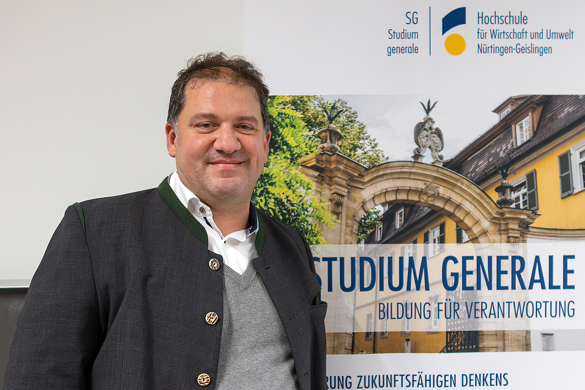 Schneider vor Studium-generale-Aufsteller