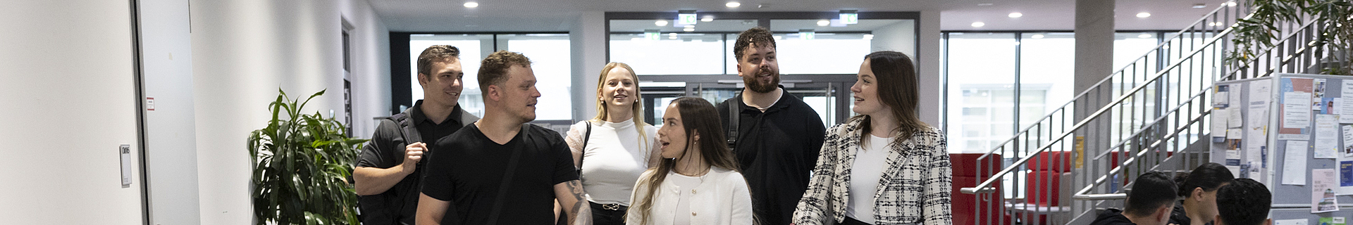 Studierende im Foyer des CI10 in Nürtingen
