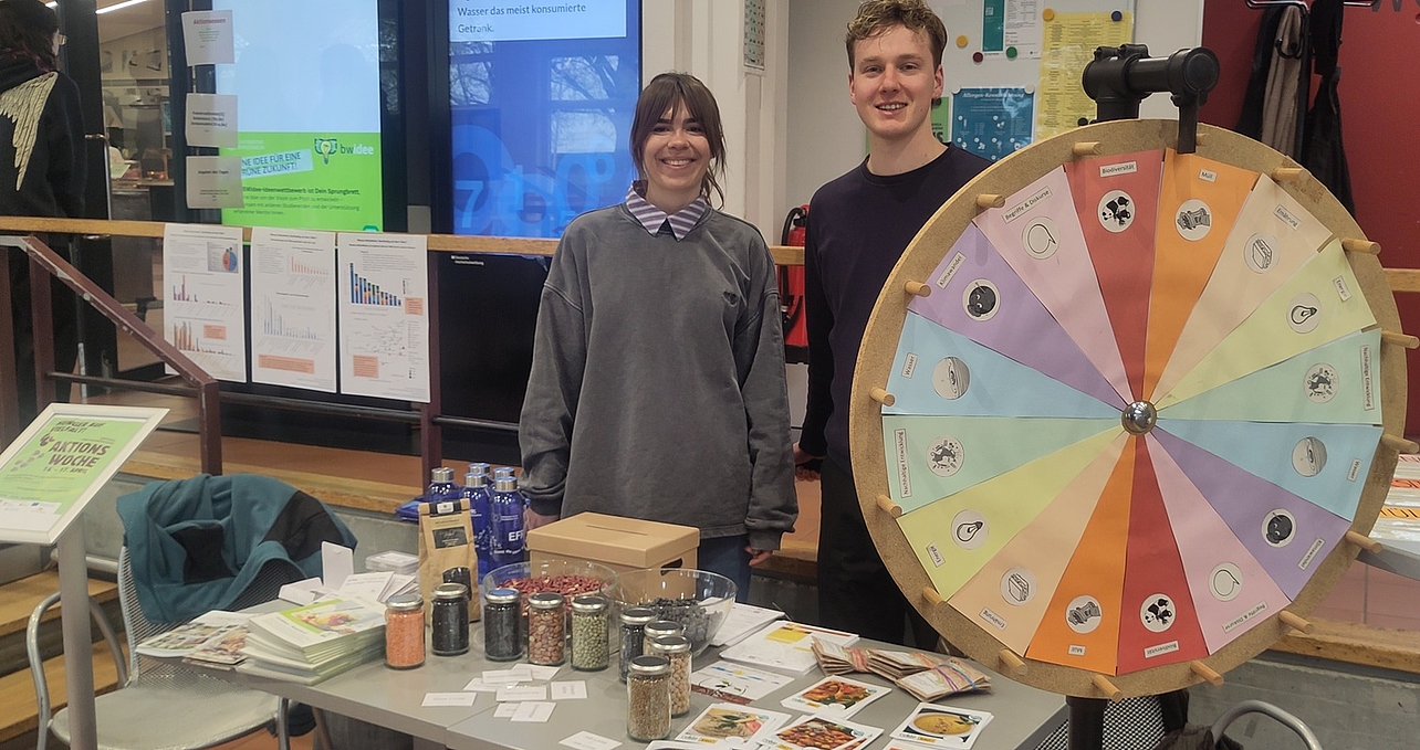 Clara Körner und Lennart Stürmer vom Projekt BiodivRegio bei der Aktionswoche