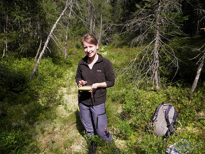 Frau Brinkmann im Wald stehend