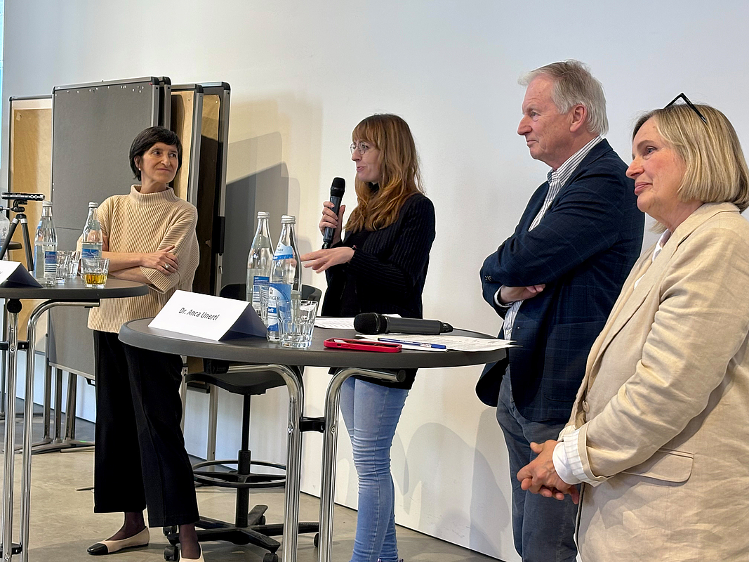 Personen an Stehtischen