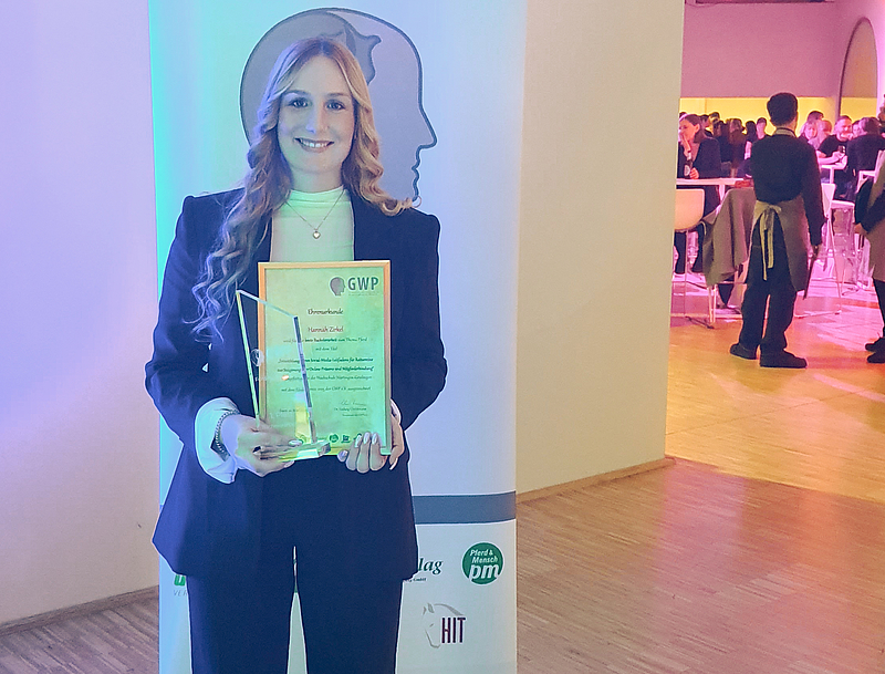 Hannah Zirkel mit Urkunde