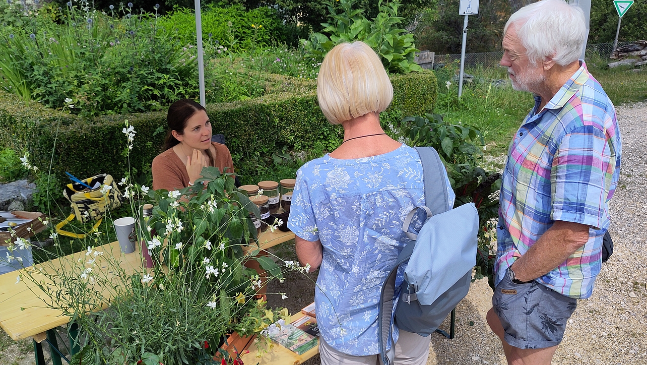 Zwei Besucher am Infostand zu torffreiem Gärtnern.