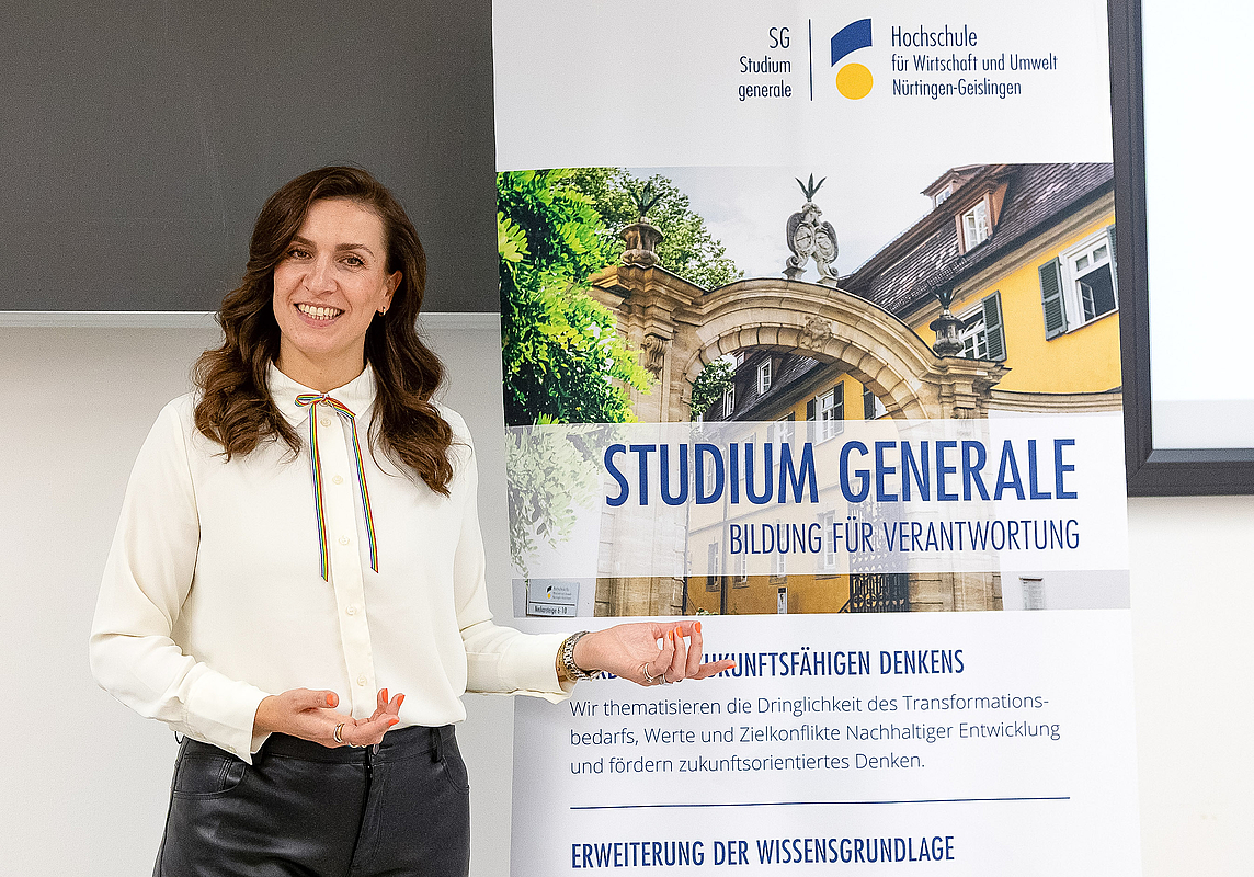 Referentin vor Studium-generale-Banner