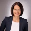 Dieses Bild zeigt die Dozentin Anita Brenner. Sie unterrichtet an der Digital Business School der HfWU unter anderem das Modul „Digital Marketing Strategy, Branding & Campaign Management“.