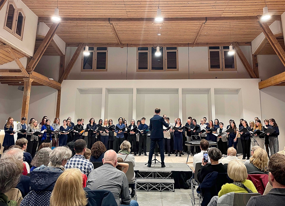 Chor und Publikum in der Alten Turnhalle