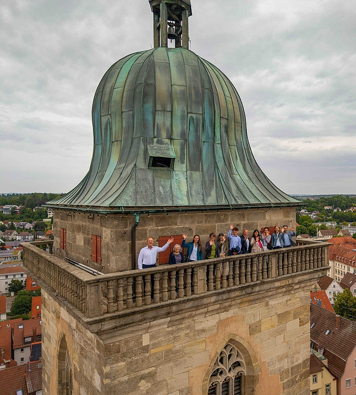 Drohnenaufnahme der Kirchtrumkuppel in Nürtingen mit Besuchern auf der Balustrade