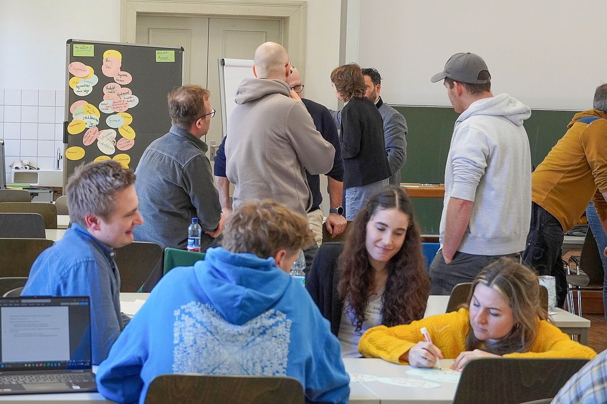 Gruppen von Studierenden vor Flipchart