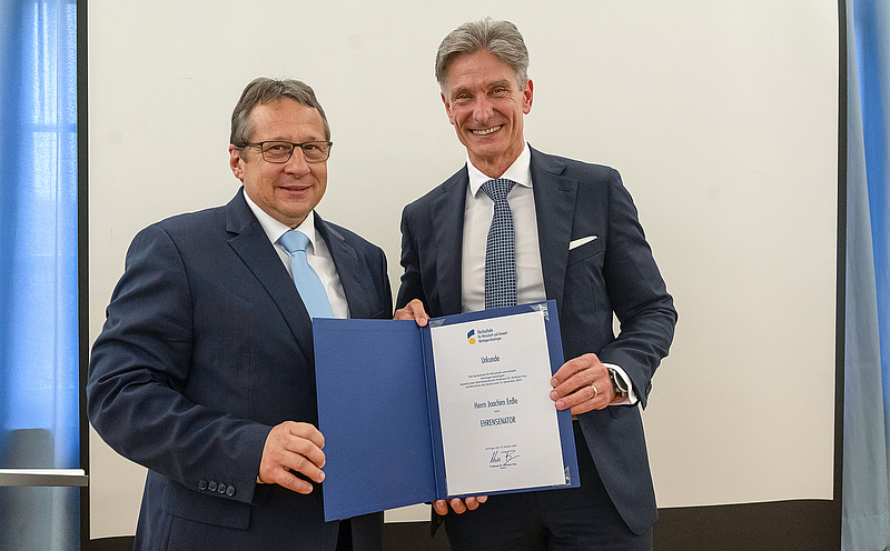 Beide Personen, Erdle mit Urkunde