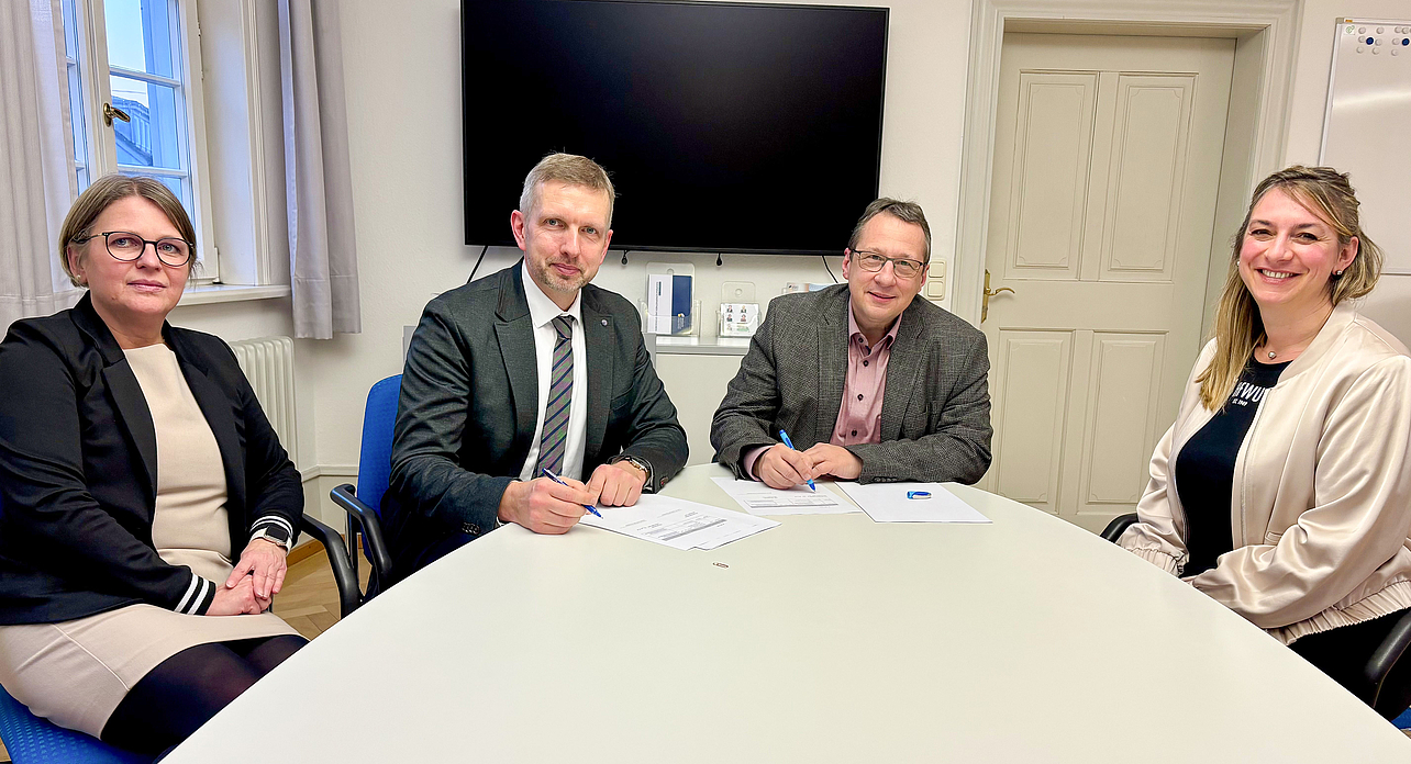 Vier Personen an einem Tisch