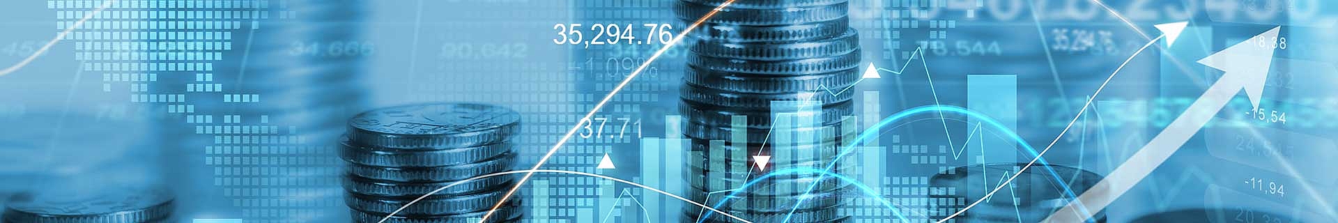 Das Bild zeigt ein Finanzthema mit mehreren gestapelten Münzen im Vordergrund. Darüber sind verschiedene Diagramme und Zahlen eingeblendet – darunter Balkendiagramme, Liniendiagramme und Pfeile, die Wachstum oder Trends darstellen. Sichtbare Zahlen sind unter anderem „35.294,76“ und „37,71“. Im Hintergrund ist eine Weltkarte aus kleinen Quadraten zu erkennen, was auf einen globalen wirtschaftlichen Kontext hinweist.