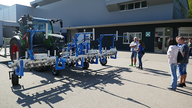 Traktor mit Forderbau zur Unkrautbekämpfung 