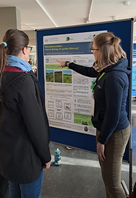 Lea Streit beantwortet Fragen zum Poster. (Foto: Markus Röhl)