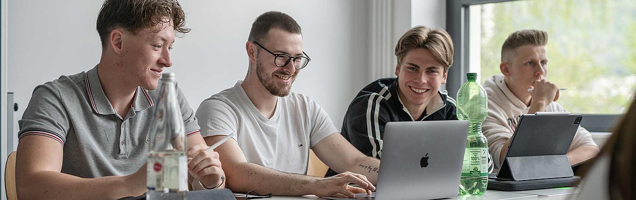 Das Bild zeigt Studierende bei einer Gruppenarbeit