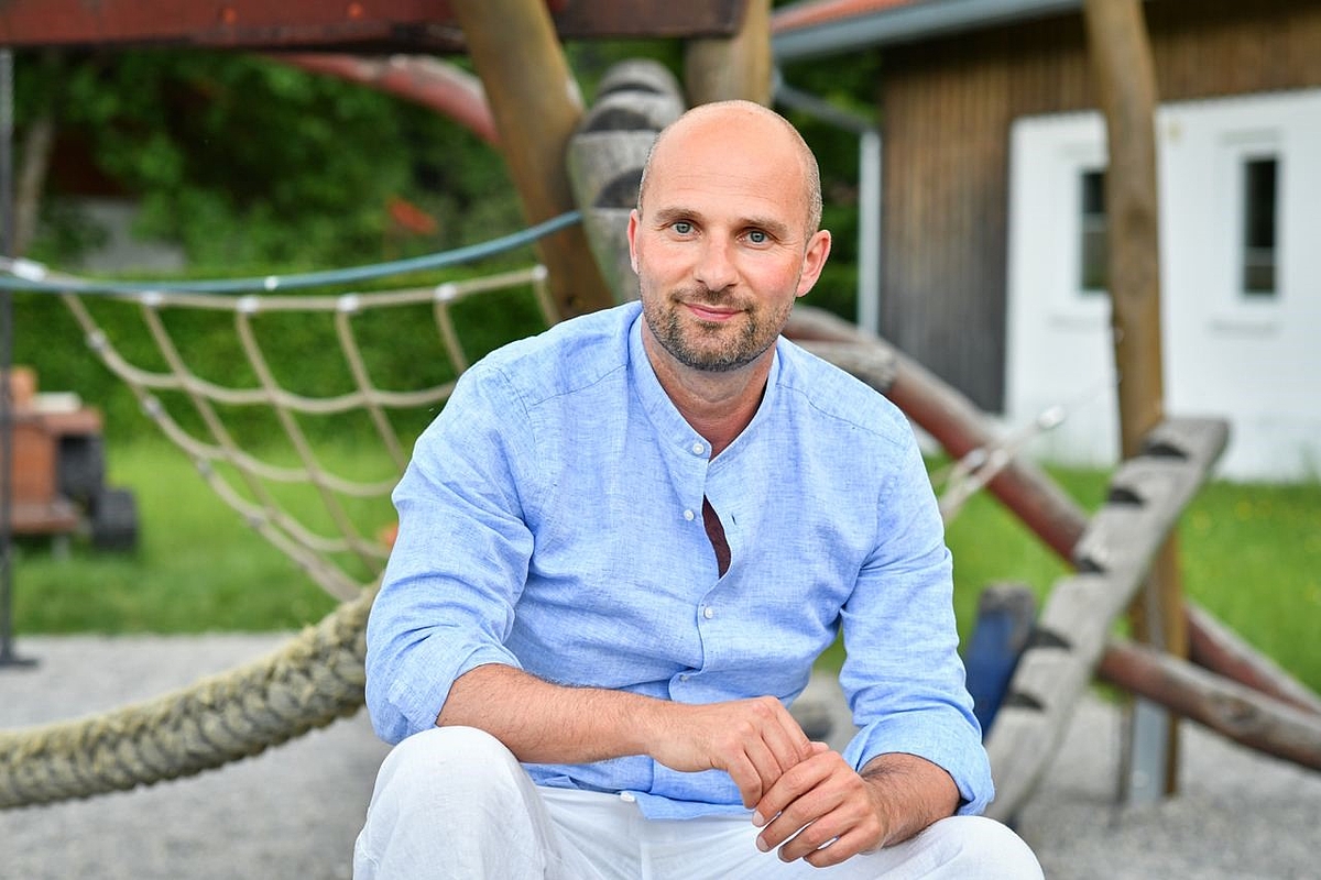 Vonnoh sitzend, Hintergrund Spielplatz