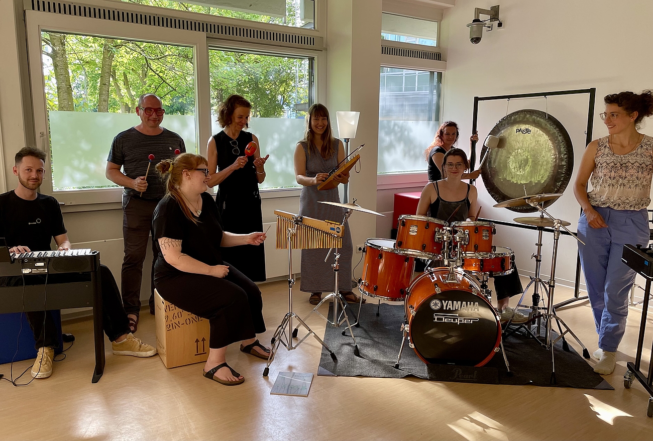 Mastergruppe Kunsstherapie 2023/24 mit mehreren Musikinstrumenten