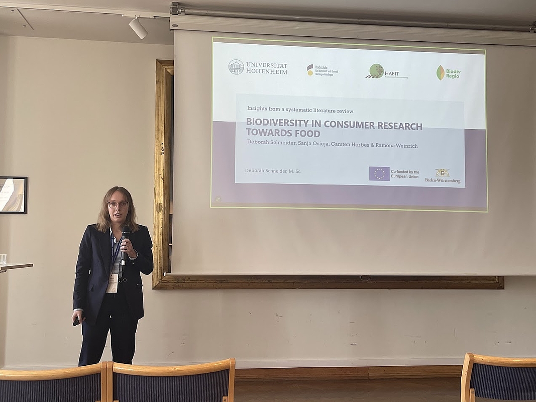 Deborah Schneider beim präsentieren