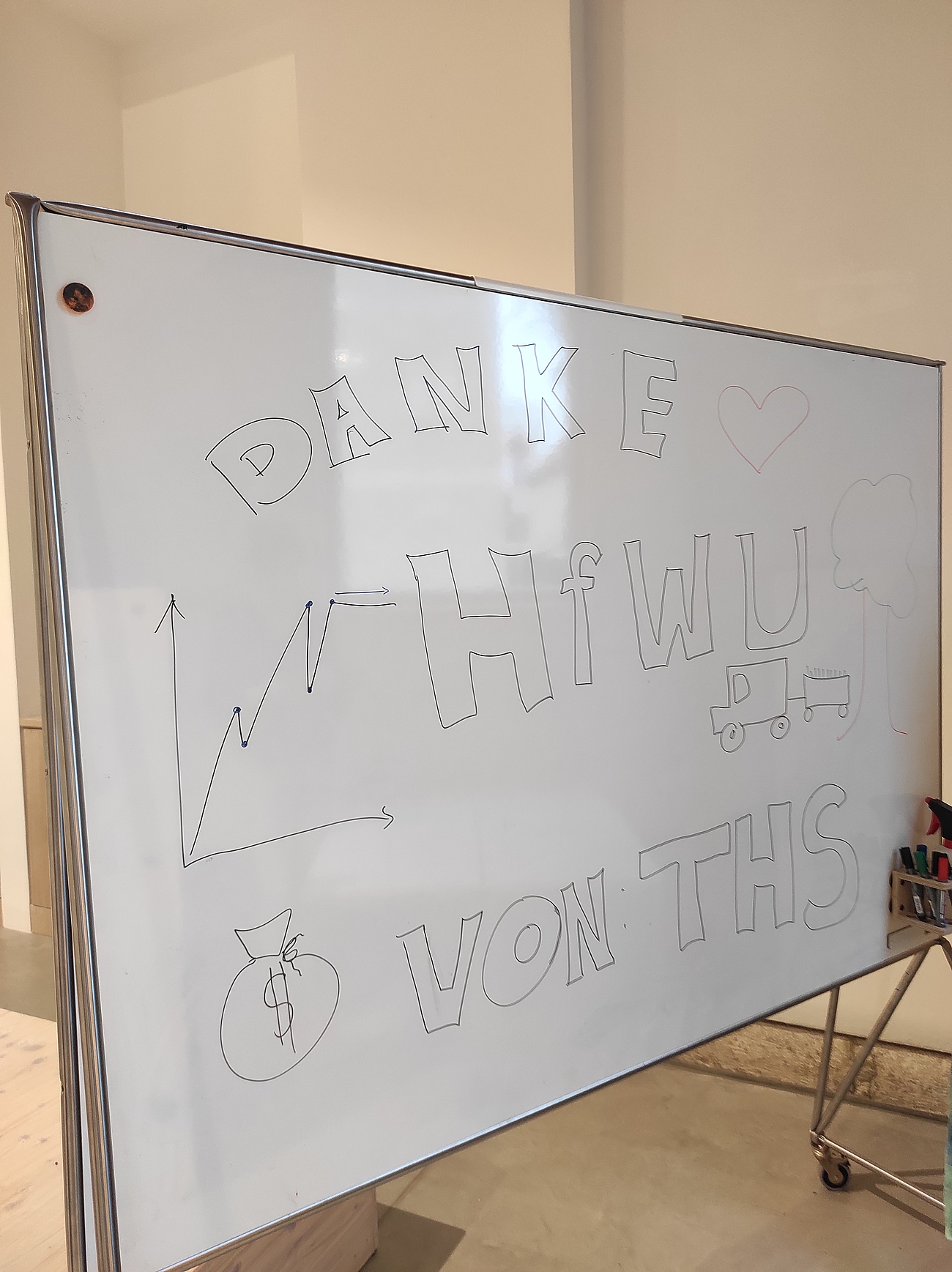 white board mit "Danke" von Schüler:innen