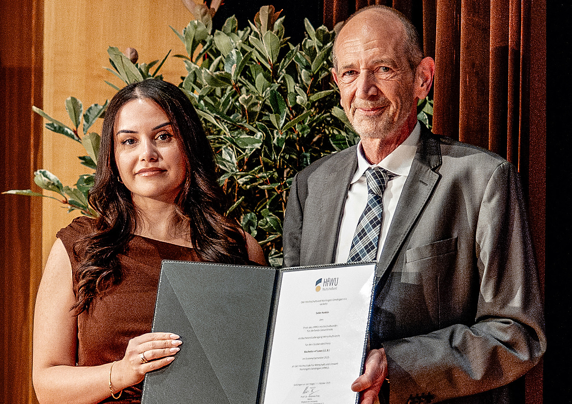 Die Preisträger mit Urkunde und G. Mauch