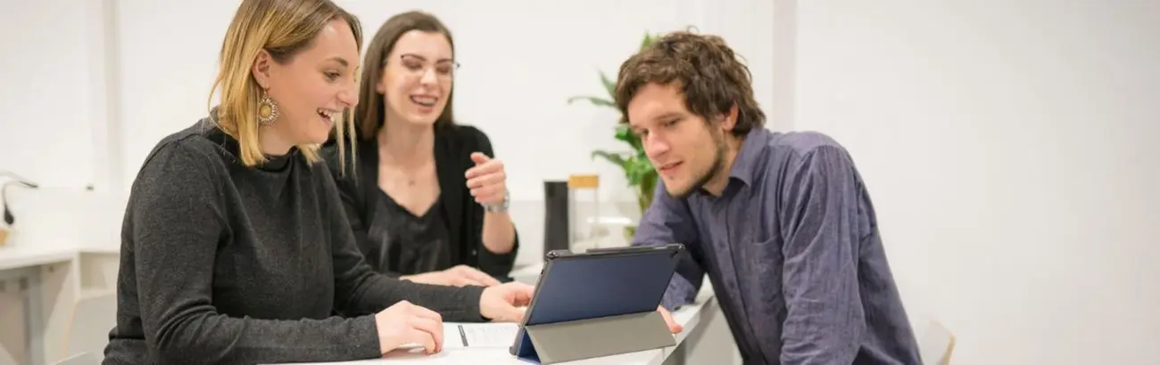 Drei Studierende arbeiten gemeinsam am Tablet