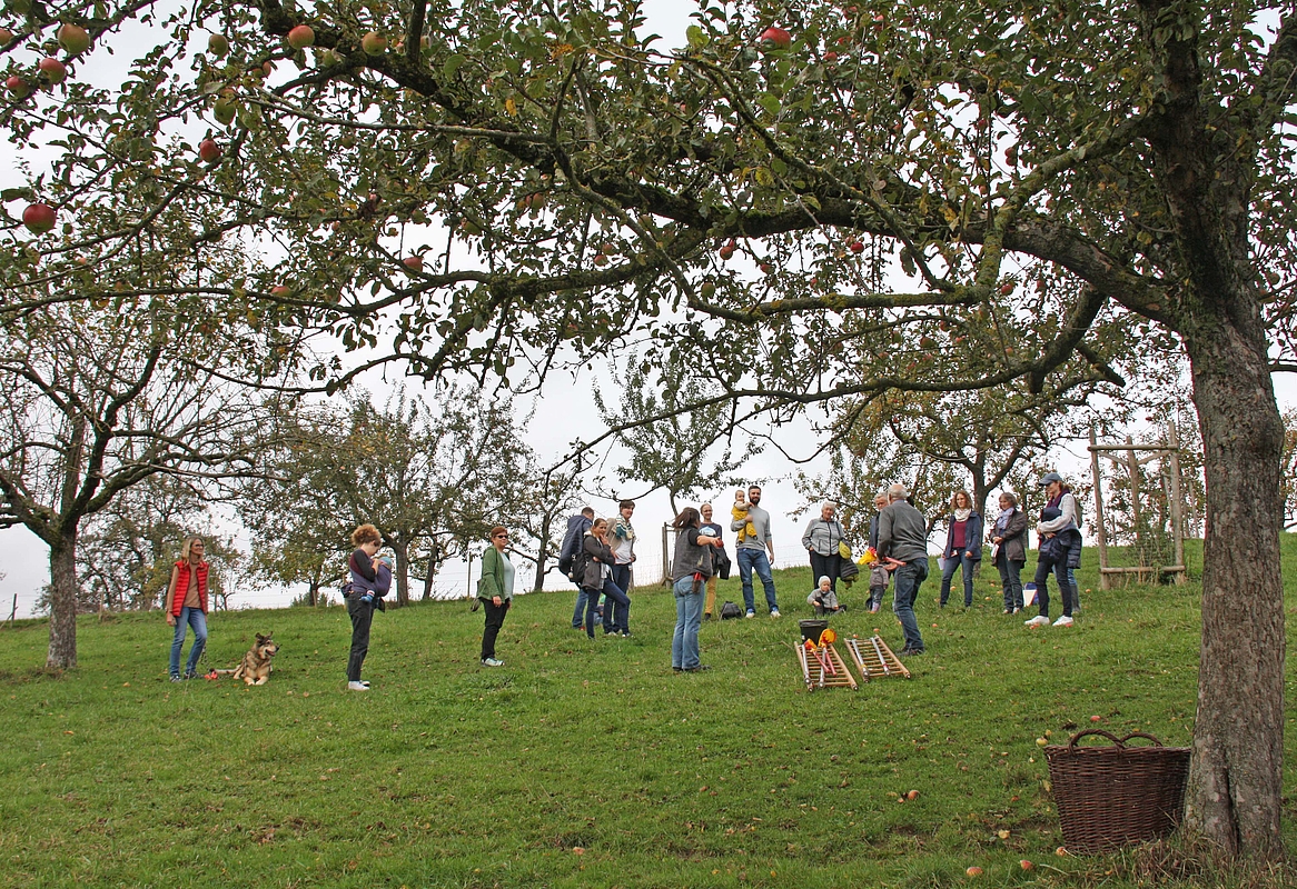 Eltern und Kinder beim Paten-Apfelbaumfest in Tachenhausen 2022