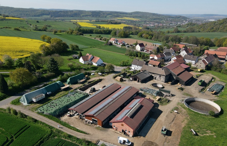 Ansicht von oben Hofgebäude und Landschaft