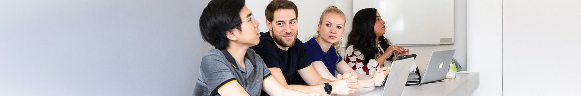 Das Bild zeigt eine Gruppe von Personen, deren Gesichter unscharf dargestellt sind. Sie befinden sich nah beieinander, was auf eine gemeinschaftliche oder soziale Aktivität hindeutet.