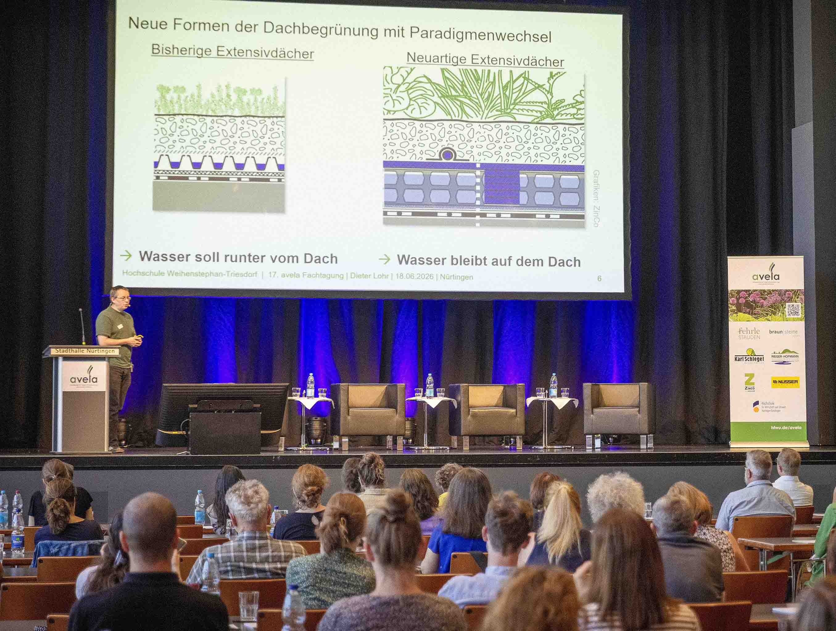 Redne vor Publikum in der Nürtinger Stadthalle